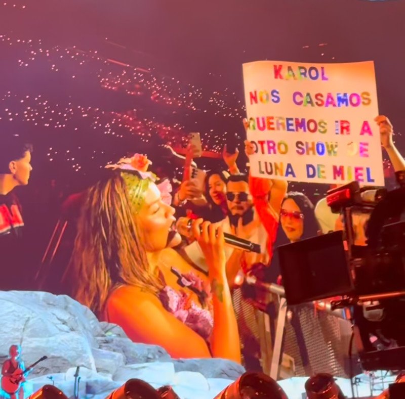 Karol G inicia su gira en Chicago y regala viaje para su concierto en París a una pareja por su boda