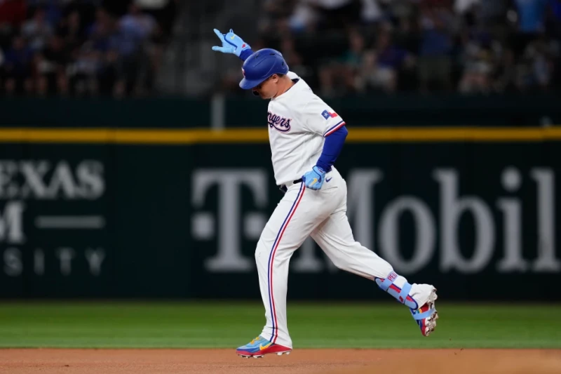 Pederson batea dos de cuatro jonrones de Rangers en el triunfo ante los Marineros
