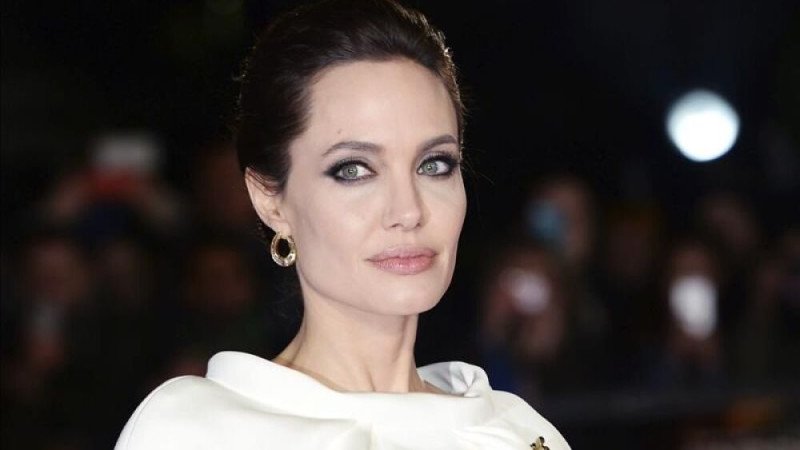 Se filtran datos personales de Angelina Jolie, Robert De Niro y otros famosos