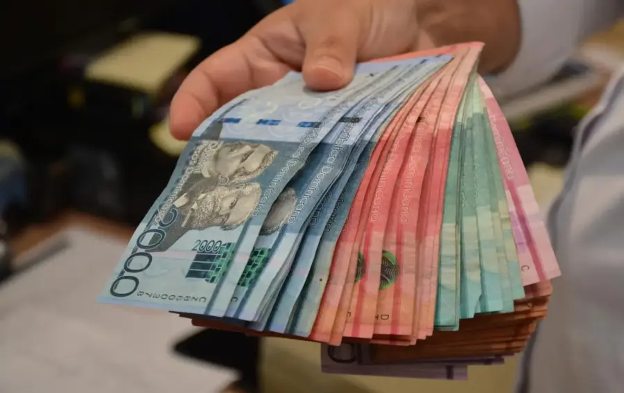 Alza de tasas en EE. UU. encarecería financiamiento y presionaría al peso dominicano