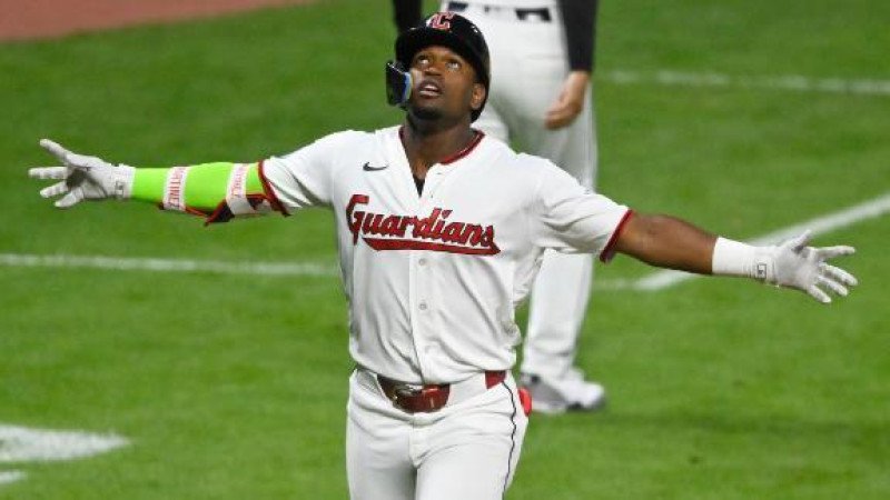 Angel Martínez jonronea a ambos lados del pentágono y Guardianes siguen en primer lugar