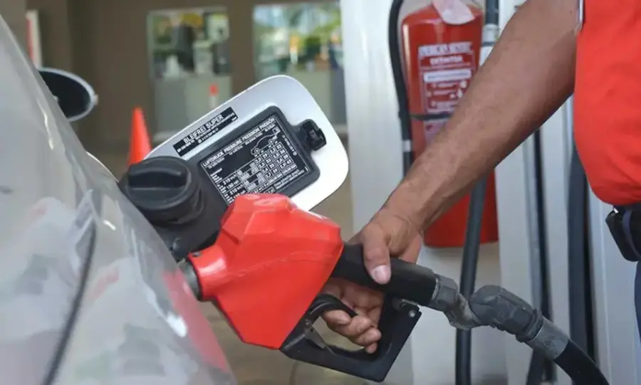 Gobierno suben entre 5 y 9 pesos a las gasolinas y el gasoil; congela el GLP