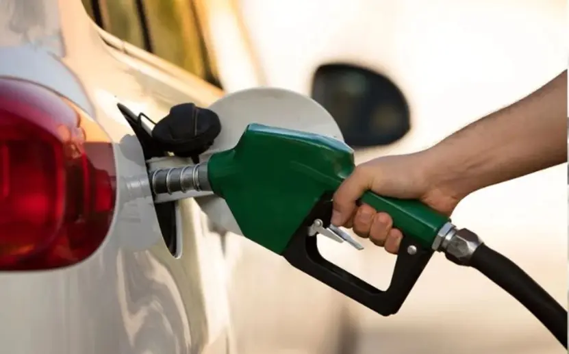 Organizaciones rechazan alza de 5 y 9 pesos en combustibles y advierten crisis