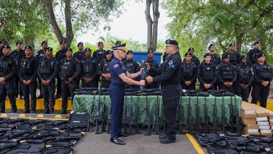 Policía entrega armas de alto calibre a unidades tácticas